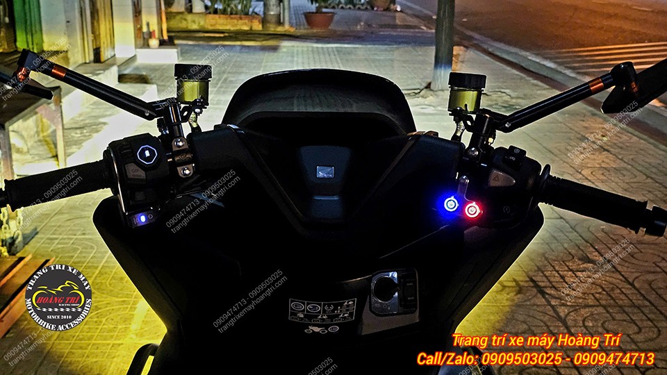 Góc nhìn người lái PCX 160 ban đêm, công tắc đèn bố trí gọn gàng, thao tác bật tắt rất thuận tiện
