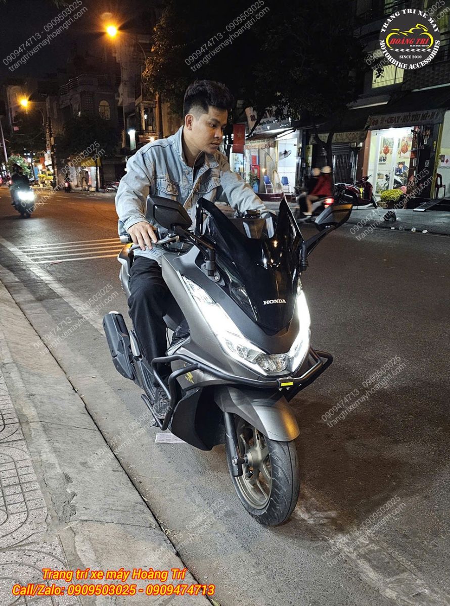 Anh khách đang test kính hậu của kính chắn gió Forza 300 trên PCX 160 xem góc nhìn đã an toàn chưa!