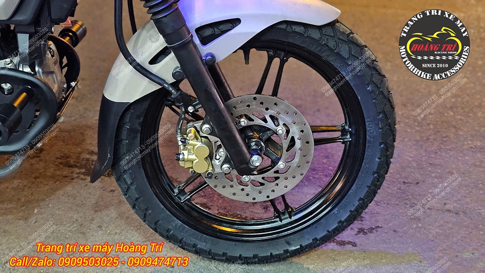 Cận cảnh mâm trước được sử dụng phanh thắng đĩa với các phụ kiện zin