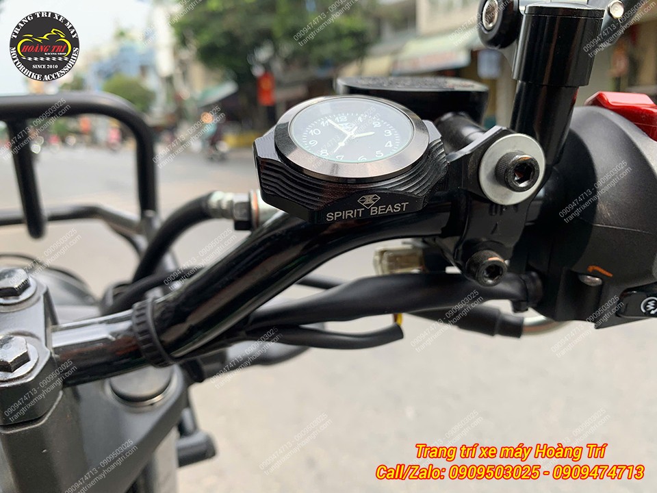 Logo Spirit Beast in tông trắng nổi bật trên đồng hồ