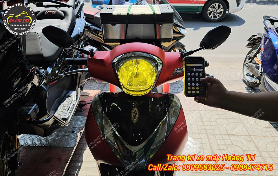 Thêm vào đó là khả năng thay đổi sang màu vàng bằng app nhanh chóng