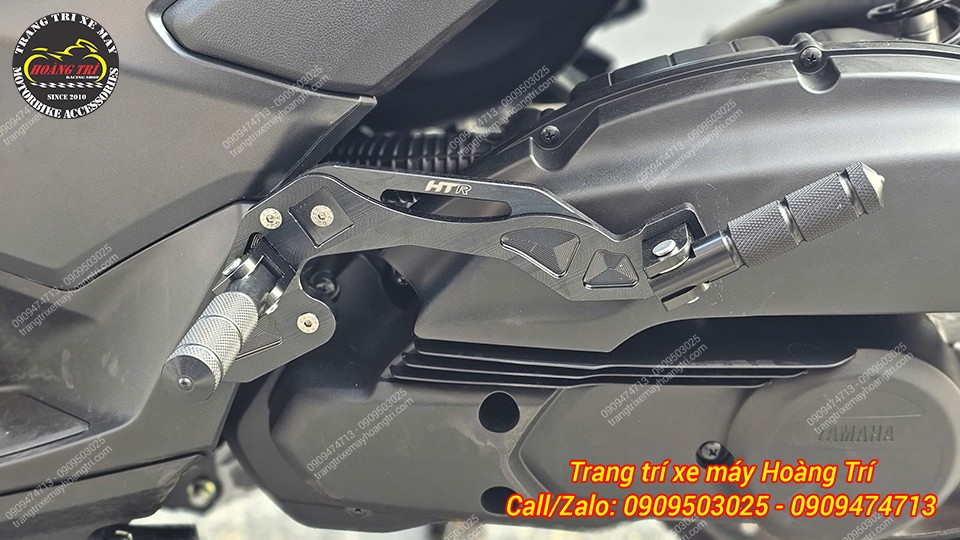 Cận cảnh chi tiết gác chân phụ HTR nhôm CNC trang bị Yamaha NMAX