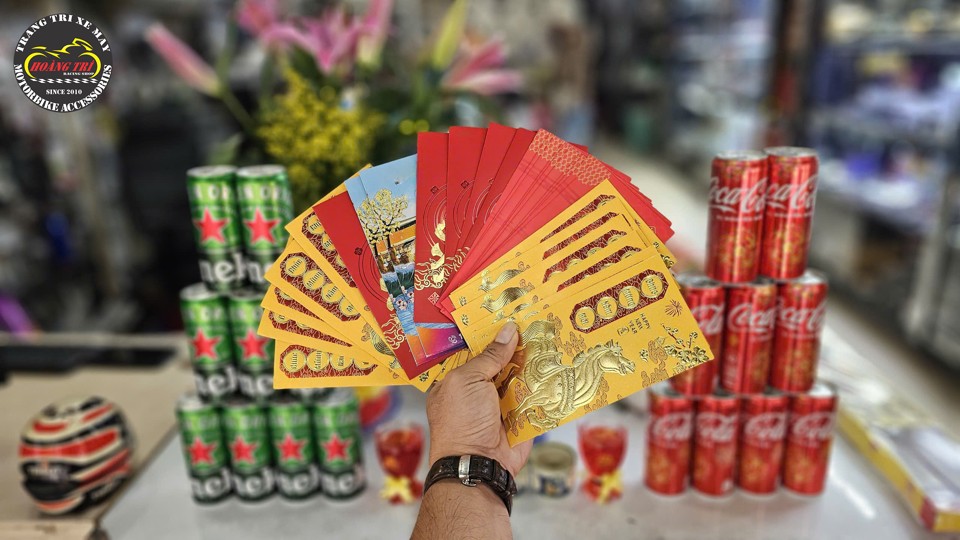 Ngày đâu tiên khai trương trong năm mới shop đã chuẩn bị lì xì may mắn