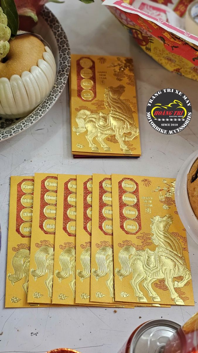 Cho khách hàng và các bạn nhân viên đã luôn đồng hành cùng Hoàng Trí Shop