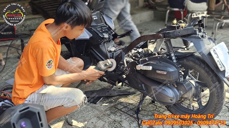 Được mài lại thẩm mỹ sau khi hàn gác chân sau cho xe