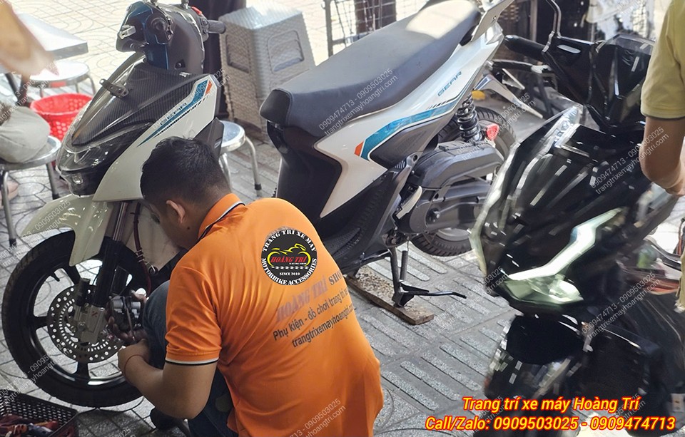 Chủ xe này thì nâng cấp phuộc trước Kingham xịn sò - đang được anh em yêu thích