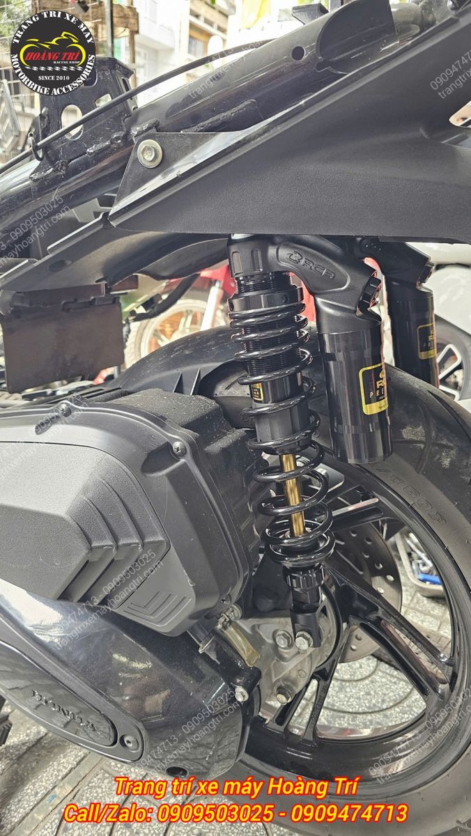 Phuộc Racing Boy VD ti vàng khá nổi bật trên nền trắng của xe