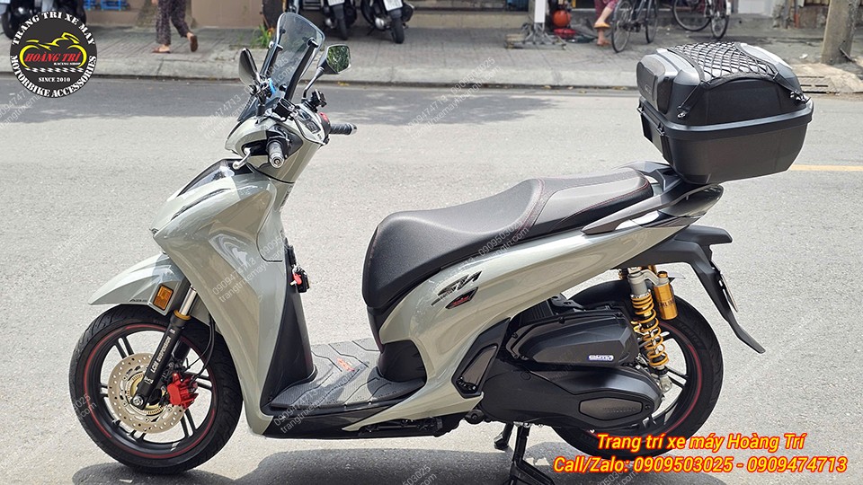 Không chỉ thế, xế cưng còn được nâng cấp phuộc sau Ohlins HO817