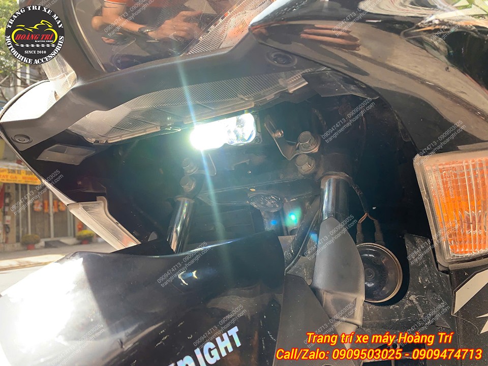 Đèn được lắp bên dưới đèn pha của xe NVX V2 - Tăng sáng vượt trội cho xe