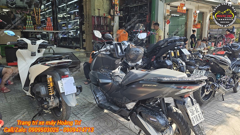 Những vị khách đầu tiên ghé shop ủng hộ ngay từ sáng sớm