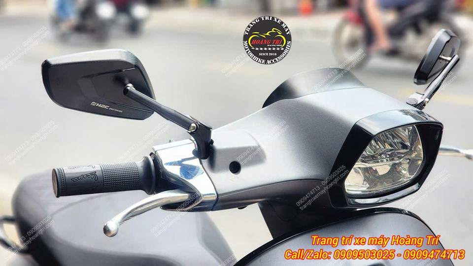 Kính hậu H2C E3 lắp trên Vespa nhìn ngang, form kính vuông hiện đại, dễ quan sát