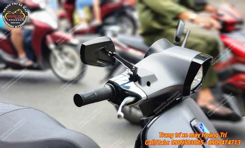 Góc nghiêng đầu xe Vespa sau khi gắn kính hậu H2C E3, cho thấy cần gương chắc chắn