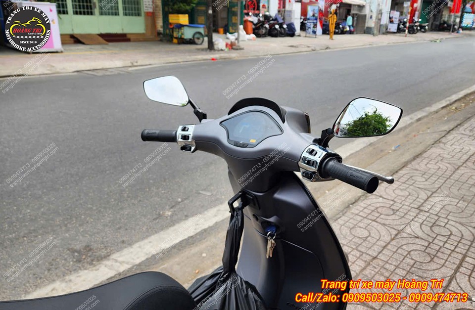 Góc nhìn từ sau tay lái Vespa với kính hậu H2C E3, tầm quan sát phía sau rõ