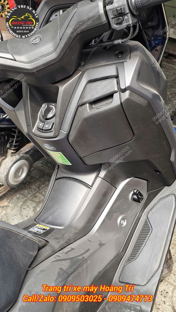 Góc nhìn khu vực sàn trước NMAX 2026 gắn móc CNC VR, tiện lợi treo đồ gọn gàng