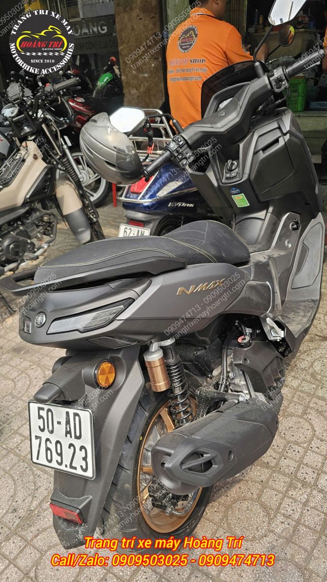 Tổng thể xe NMAX 2026 sau khi lắp móc nhôm CNC VR, tăng tiện ích sử dụng hằng ngày
