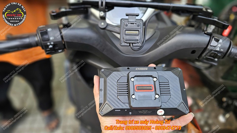 Cận cảnh 2 điểm kết nối nguồn giữa màn hình và pát tháo lắp nhanh