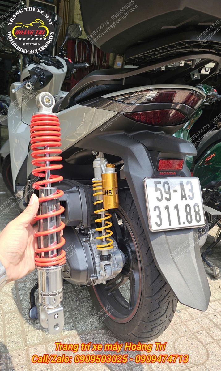 Trên tay là cây phuộc zin không bình dầu