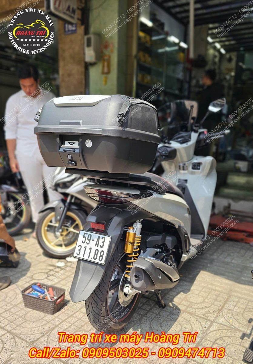 Anh khách còn nâng cấp cùng với thùng sau Givi để tăng thêm không gian chứa đồ