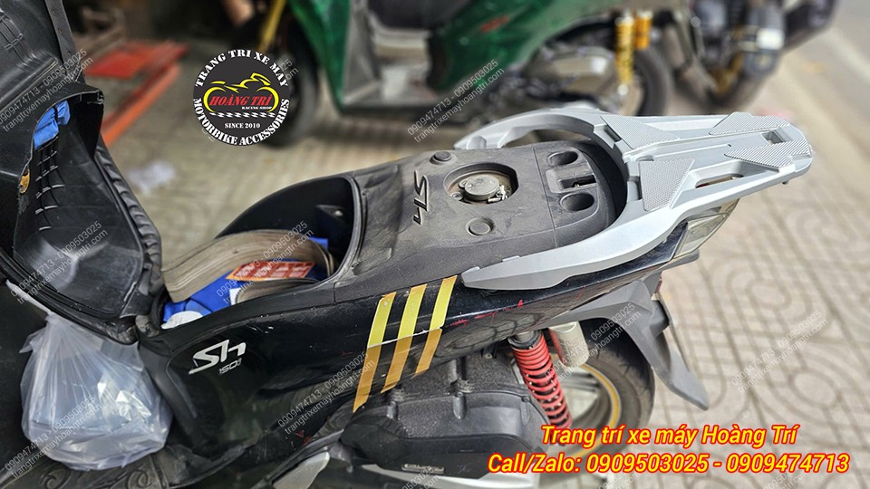 Lắp baga sau nhôm đúc cho xe Sh 2017 màu bạc