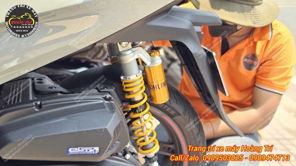 Nhân viên đang lắp phuộc Ohlins HO817 cho SH 350 đời 2026