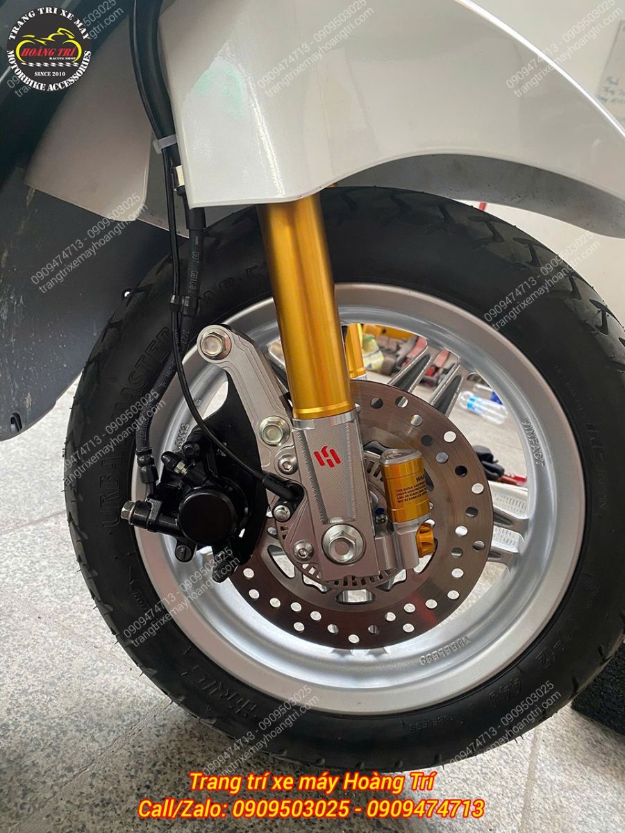 Góc toàn cảnh dàn chân trước của xe Vento với sắc vàng thu hút