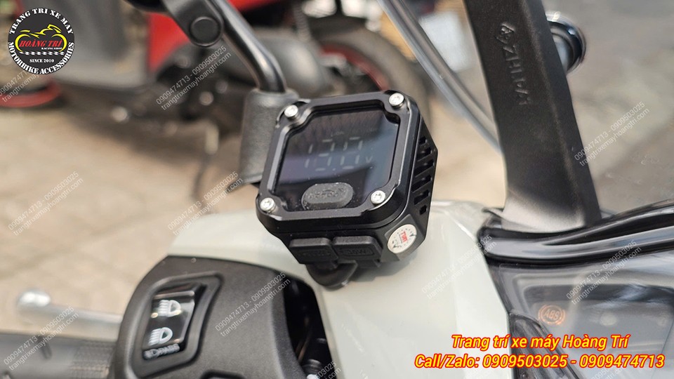 Vị trí trung tâm bên dưới là nút bấm chuyển đổi đầu ra vào