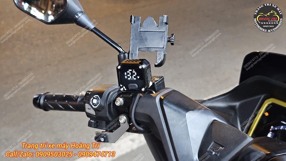 Kế bên sạc nhanh Loboo C36 là giá đỡ điện thoại tăng tiện ích tối đa khi đi ra ngoài