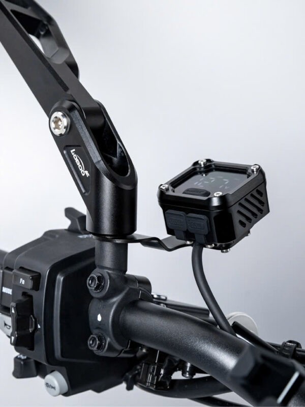 Sạc nhanh Loboo C36 được gắn tại vị trí chân kính dễ dàng lắp đặt