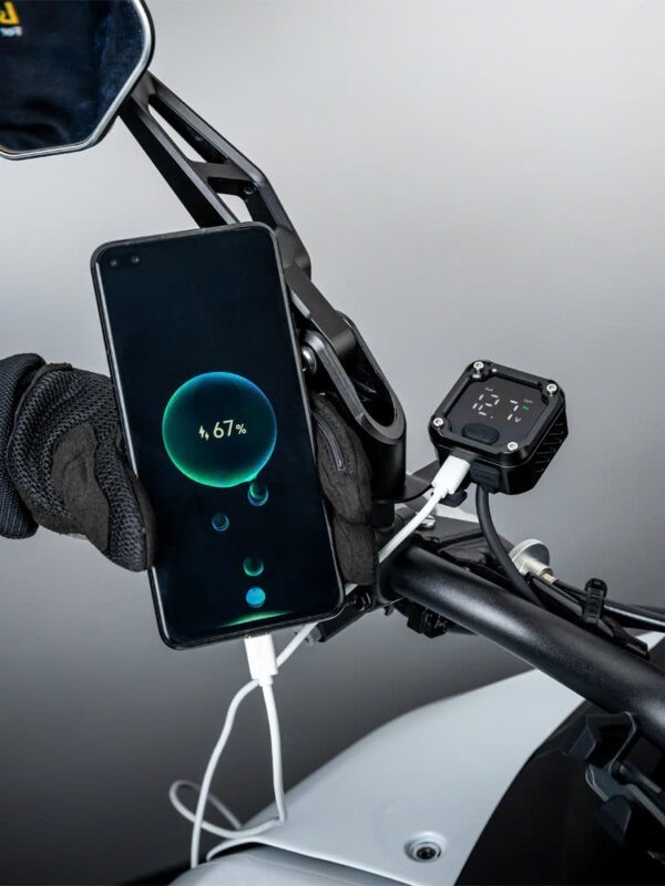 Sử dụng dây sạc của bạn cắm vào là không lo hết pin khi đi ngoài đường