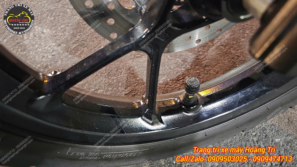 Cận cảnh mẫu cảm biến áp suất lốp bánh trước đã lắp cho xe