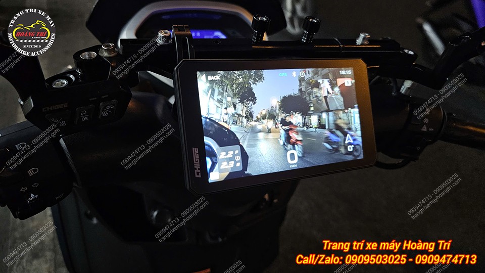 Camera phía trước rõ ràng mặc dù đường đã tối, màn hình rõ nét