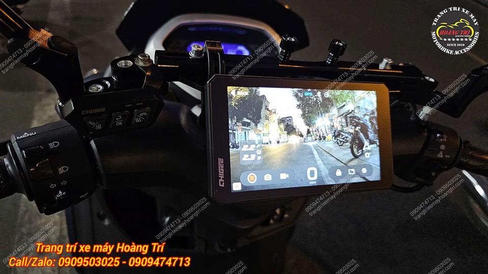 Màn hình thể hiện camera phía sau và thông số áp suất lốp cũng hiển thị lên