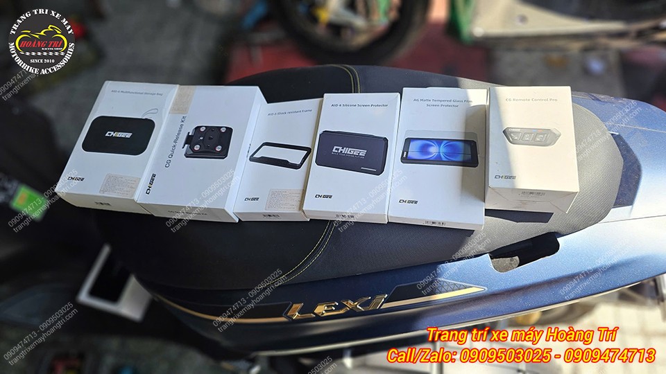 Ngoài ra, anh khách còn lựa chọn thêm các phụ kiện nâng cấp chức năng cho màn hình