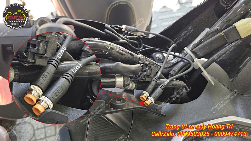 Cận cảnh giắc kết nối camera trước sau rất gọn gàng và nhanh chóng