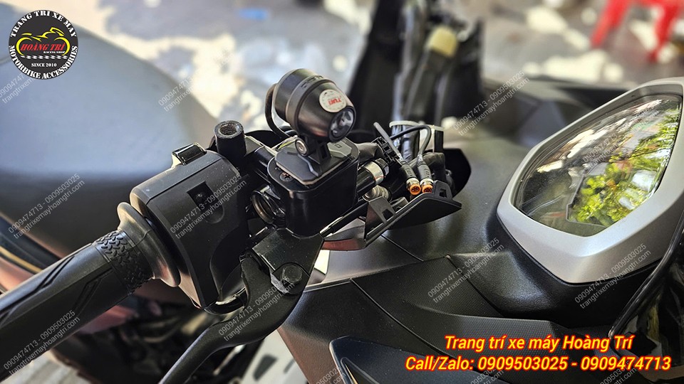 Cận cảnh camera trước lắp đặt tại cùm công tắc bên phải của xe Lexi 155