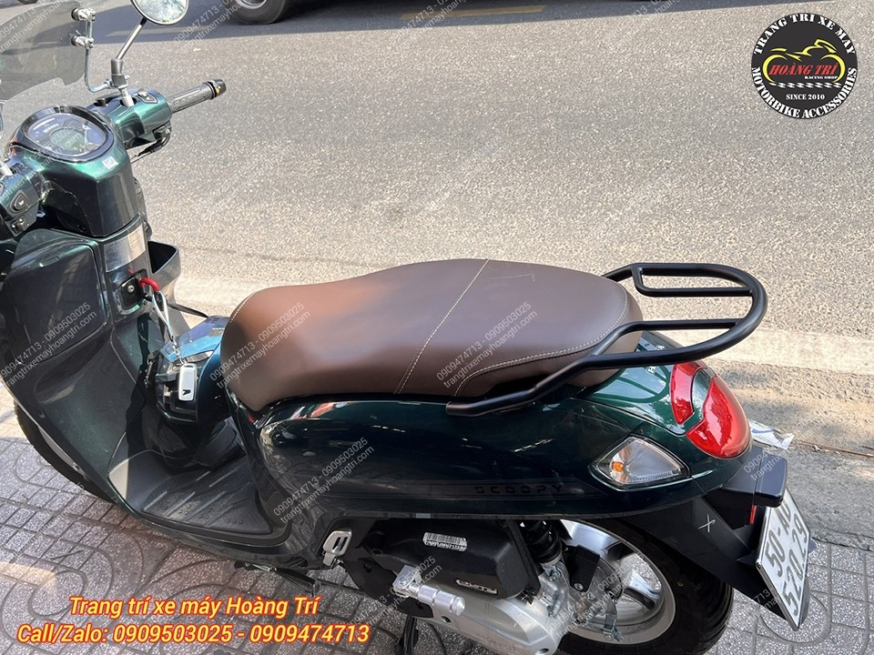 Bạn có thể nâng cấp nệm yên hoặc thùng sau có kèm tựa lưng để nâng tầm trải nghiệm