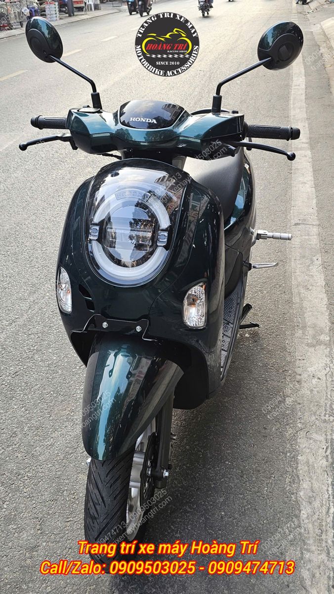Chiếc Scoopy 2025 màu xanh rêu nâng cấp gác chân phụ cho xe