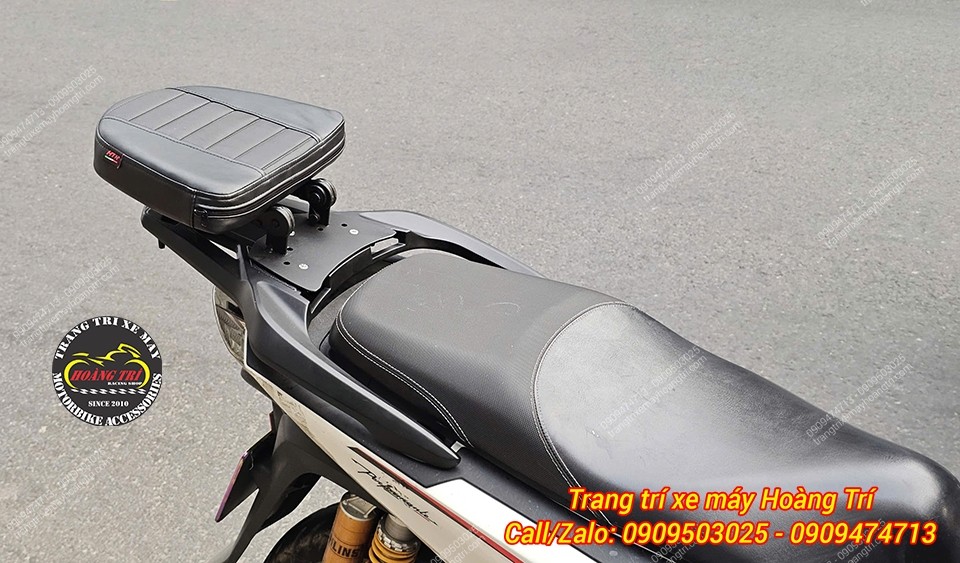 Góc nhìn từ trên cho thấy đế tựa lưng V2 phù hợp hoàn hảo trên baga nhôm đúc, không cấn yên xe