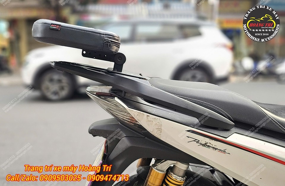 Tựa lưng V2 gập mở linh hoạt, lắp trên baga nhôm đúc giúp tăng tiện ích khi sử dụng hàng ngày