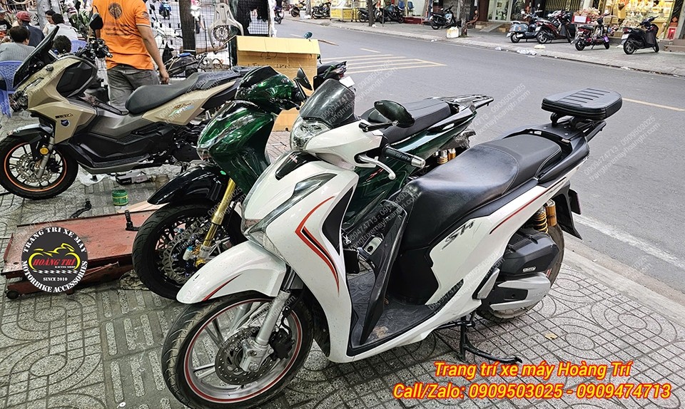 Tổng thể xe SH trang bị baga nhôm đúc nguyên khối, kết hợp đế tựa lưng bật gấp cân đối dáng xe