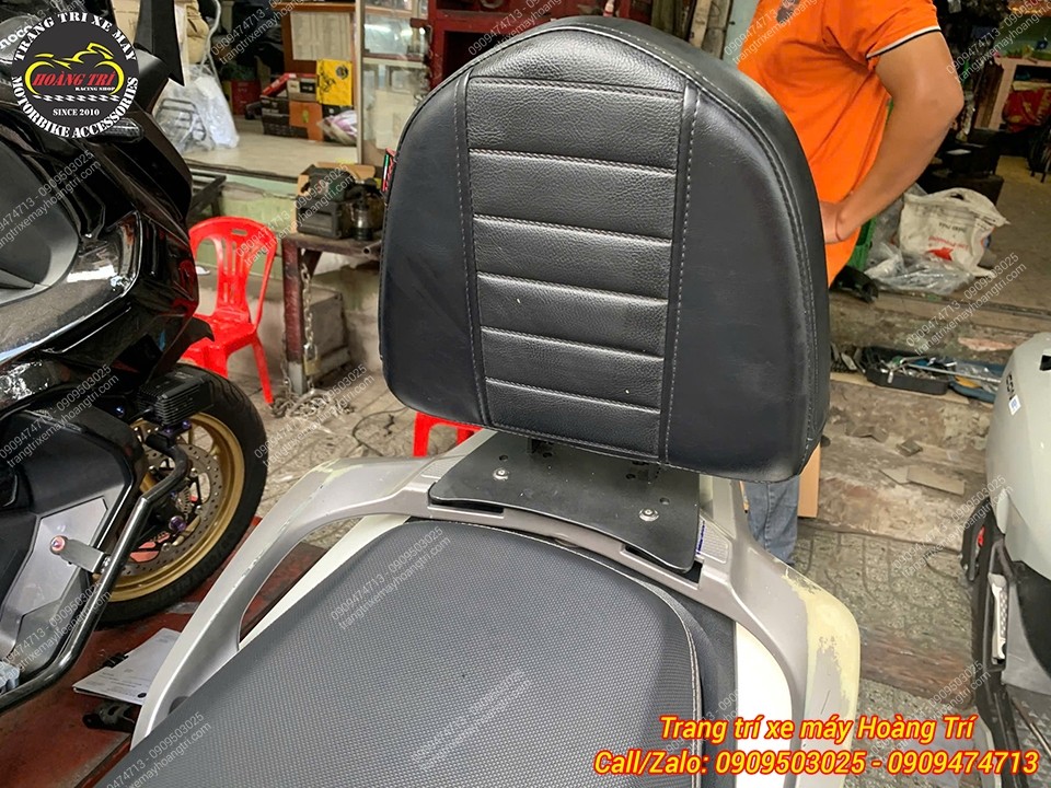 Mặt trước tựa lưng với nệm tựa lưng êm ái, dễ chịu cho người ngồi sau thoải mái suốt chuyến đi