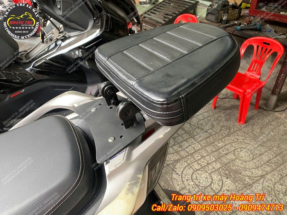 Cơ chế bật gấp linh hoạt giúp sử dụng tiện lợi, vẫn giữ được thẩm mỹ khi gắn trên baga zin SH 2017