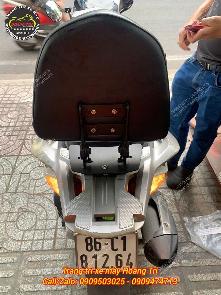 Mặt sau tựa lưng V2 sử dụng pát thép chắc chắn, bắt vít trực tiếp vào baga zin nguyên bản SH