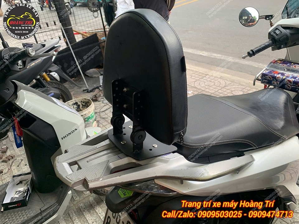 Tựa lưng V2 lắp hoàn chỉnh trên SH 2017, tăng sự thoải mái khi chở người, không cần thay baga sau