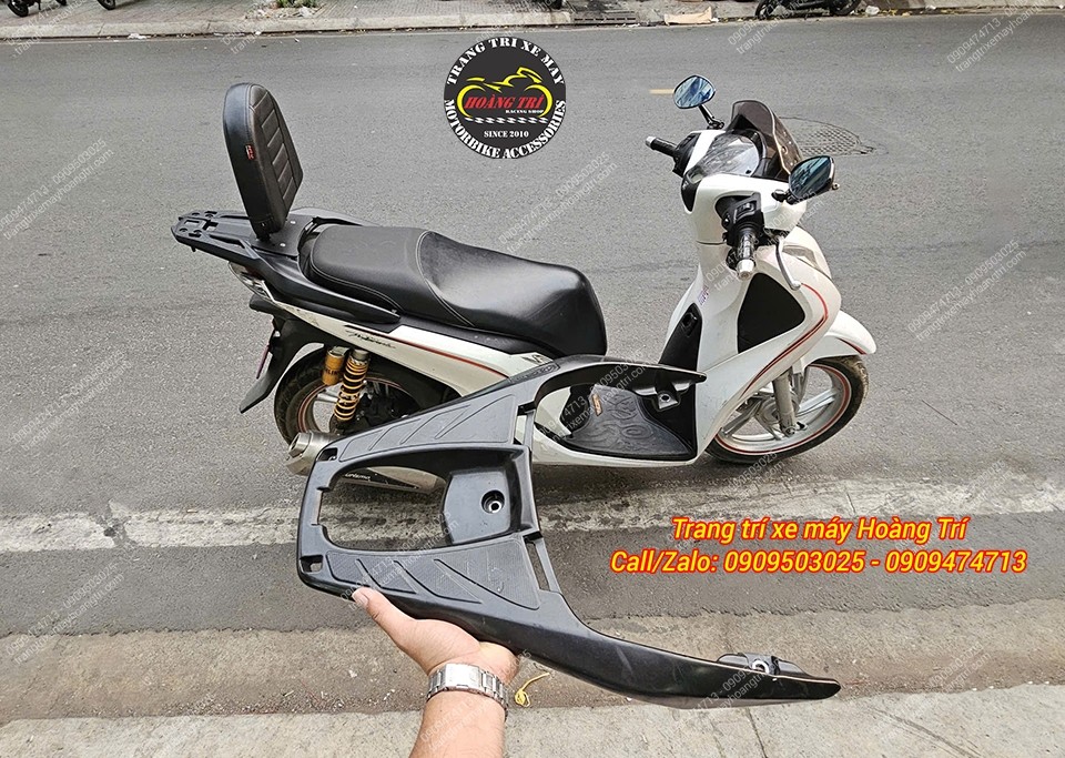 Trên tay baga sau zin và trên xe là combo baga và đế tựa lưng bật gấp anh khách đã trang bị