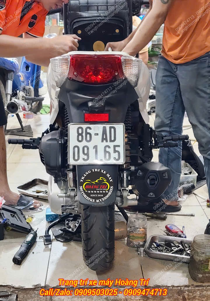 Kỹ thuật viên Hoàng Trí Shop đã hoàn thiện lắp gác chân phụ HTR cho xe SH Ý