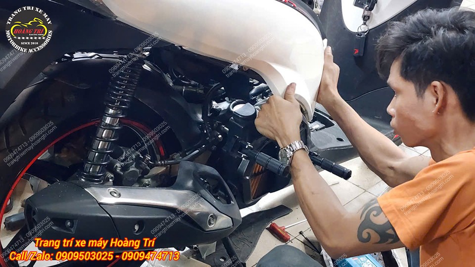 Sau đó lắp lại dàn áo và căn chỉnh lại, đảm bảo lắp chắc chắn và đúng vị trí