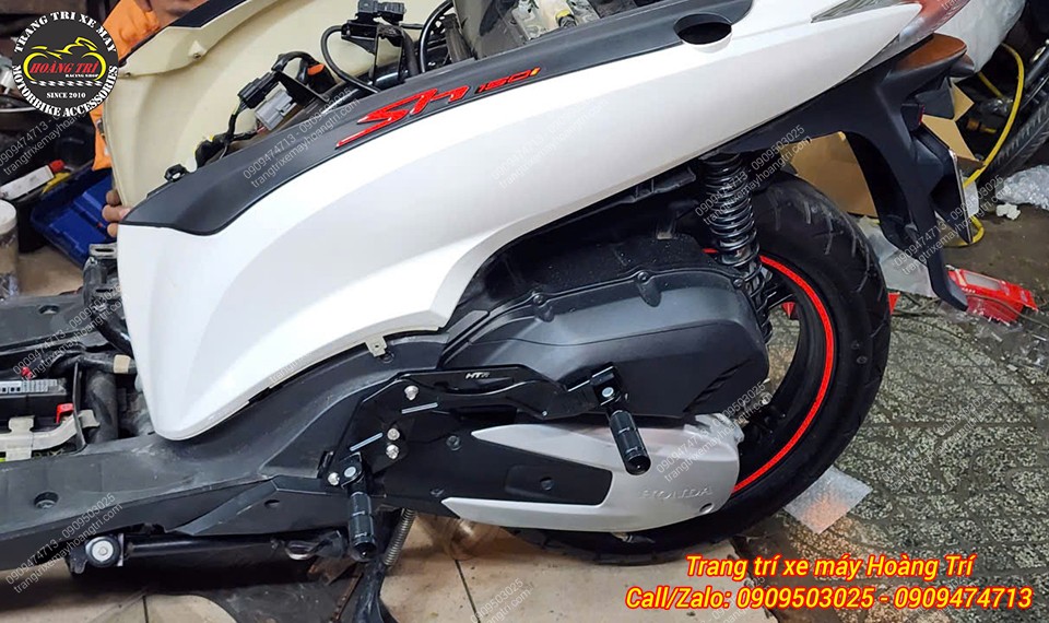Gác chân phụ HTR lắp hoàn thiện bên hông xe SH Ý, thiết kế gọn gàng