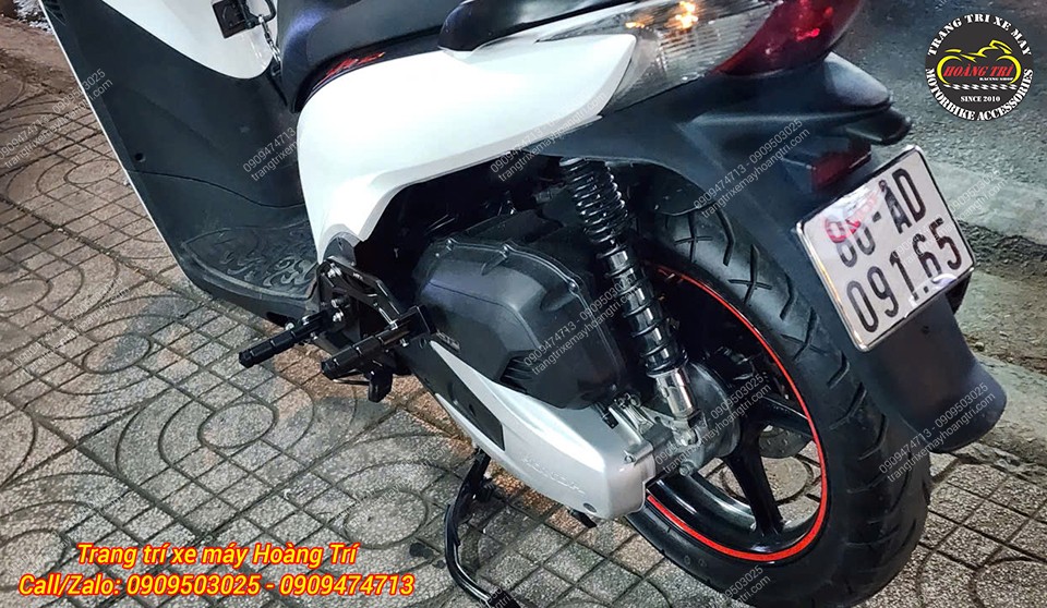 Góc sau xe SH Ý sau khi lắp gác chân phụ HTR, chất liệu nhôm nên rất chắc chắn