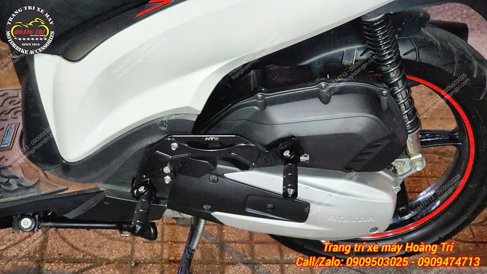 Gác chân phụ HTR lắp phía bên phải SH Ý, hỗ trợ người ngồi sau thoải mái